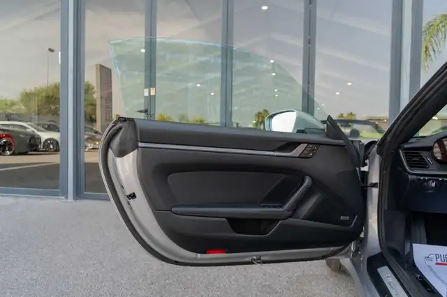 Porsche 911 view 12