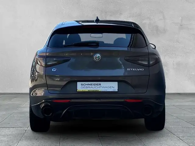 Alfa Romeo Stelvio view 4