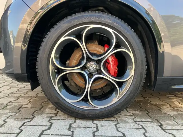 Alfa Romeo Stelvio view 13