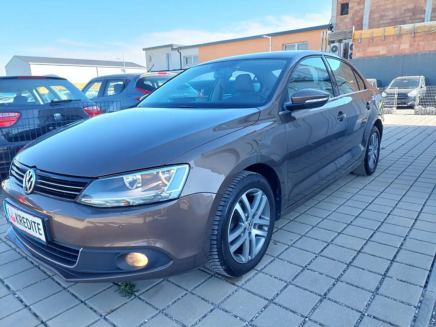 Volkswagen Jetta Highline 1,6 TDI BMT DPF sofort Kredit Braun - 1