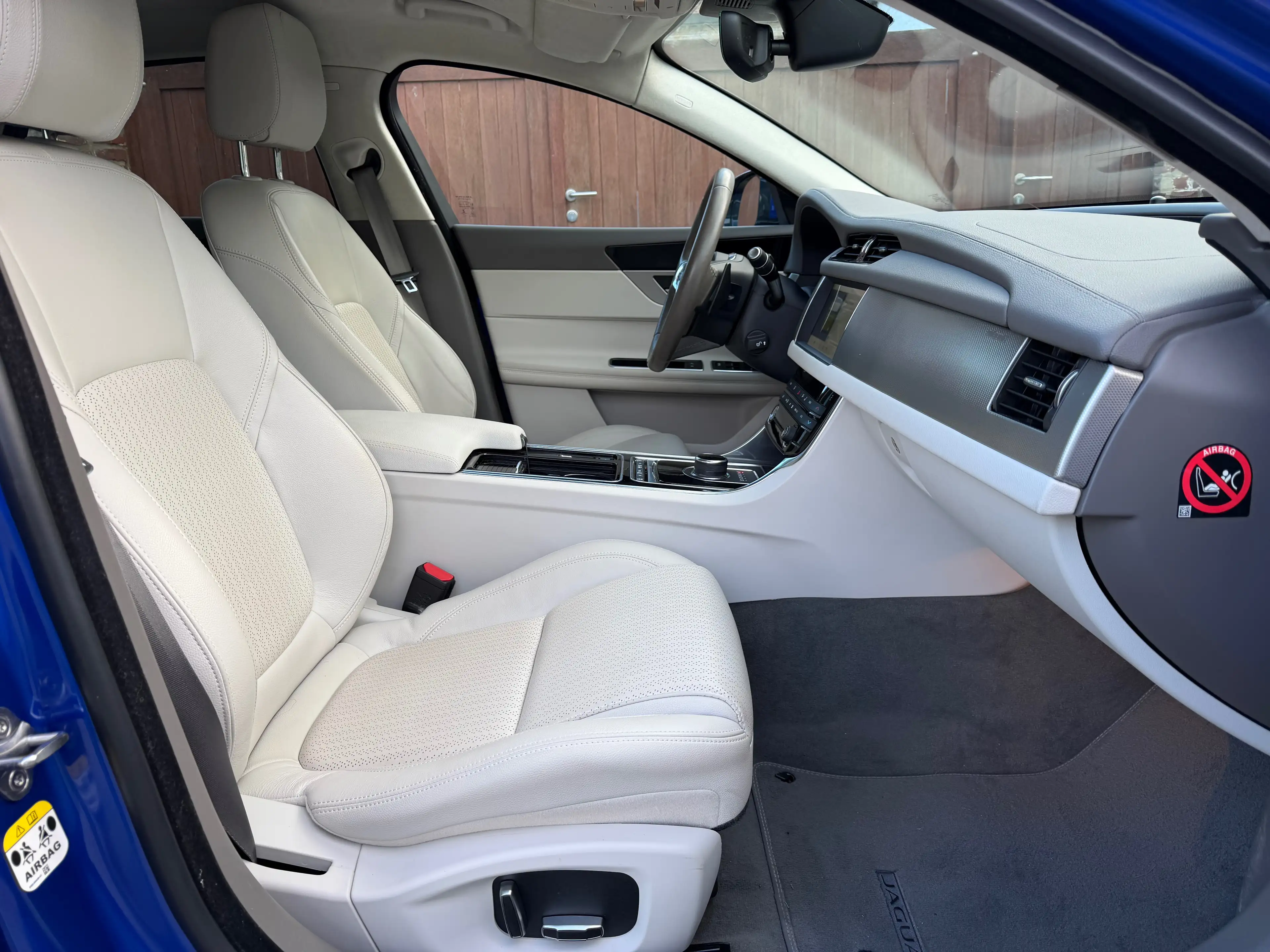 Jaguar XF 2.0 D Business Edition Prestige — photo 9