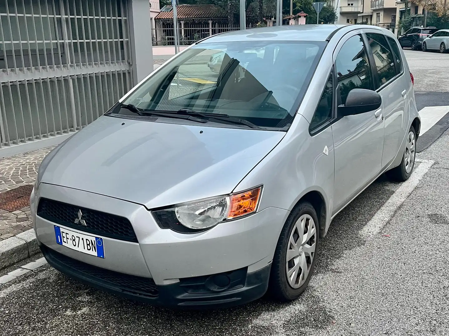 Mitsubishi Colt Colt VIII 2009 5p 1.1 Invite Сірий - 1