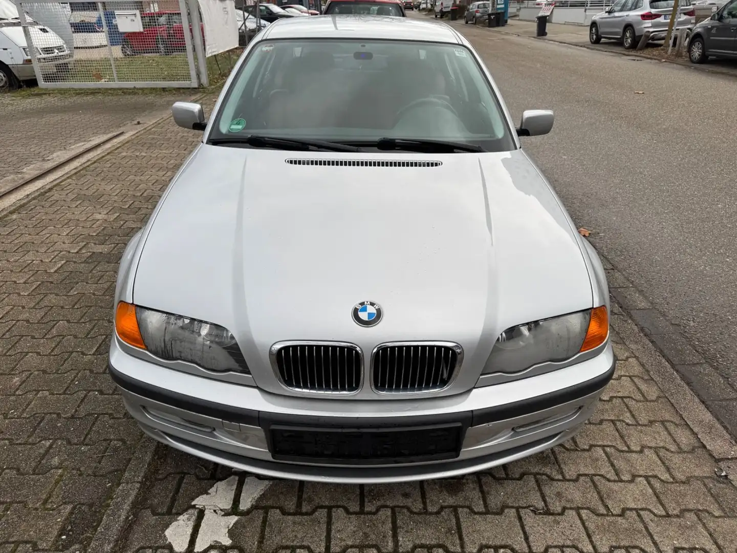 BMW 323 i Срібний - 1