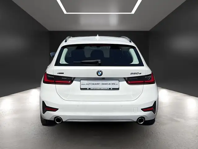 BMW 3 Series view 9