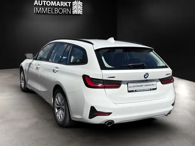 BMW 3 Series view 10