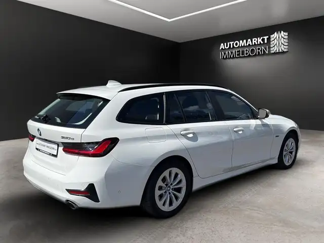 BMW 3 Series view 6