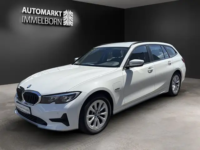 BMW 3 Series view 4