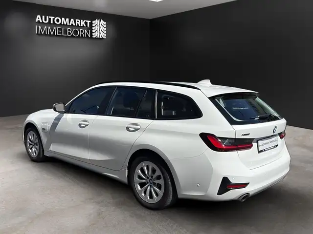 BMW 3 Series view 5