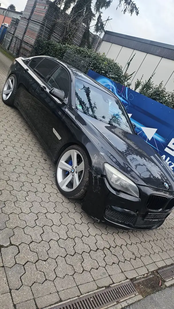 BMW 750 750Li Schwarz - 2