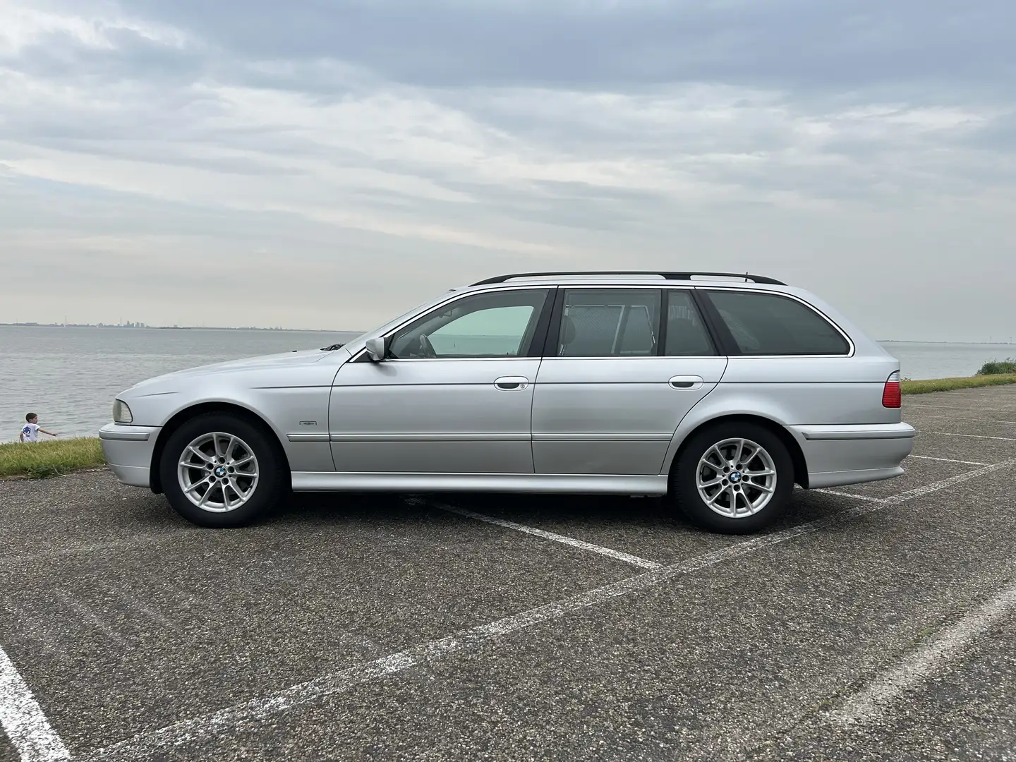 BMW 525 BMW 5-Serie 525i Touring AUT Exclusive Edition Grijs - 2