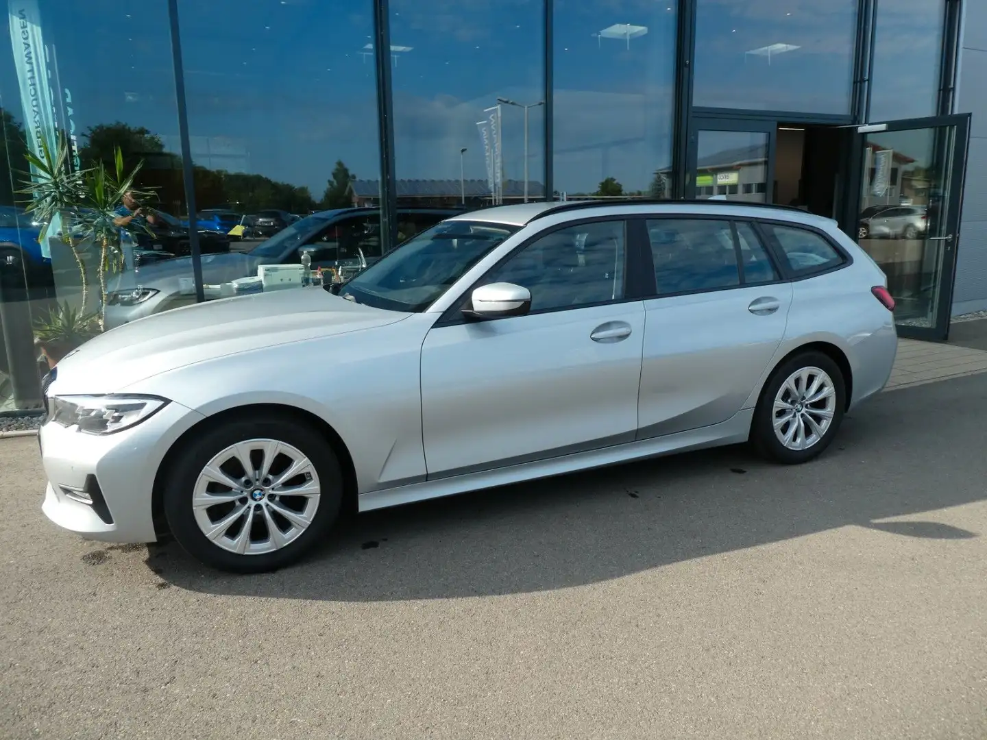 BMW 320 d Touring Advantage, Klima, SHZ, PDC, LED Silber - 2