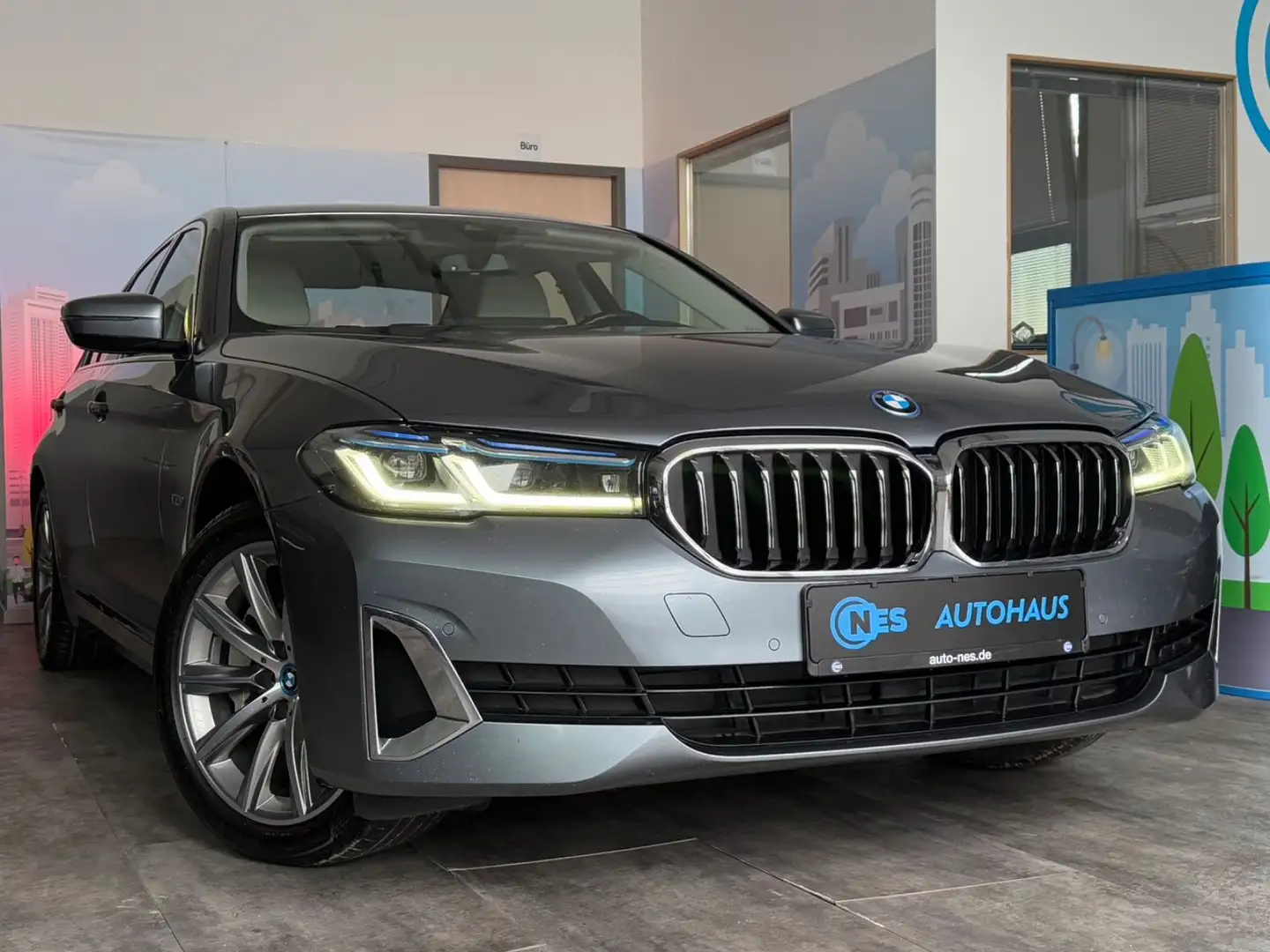 BMW 530 e*xDr*LUXURY*KAM*LASER*H/K*HUD*KOMFORTSITZE* Grau - 2