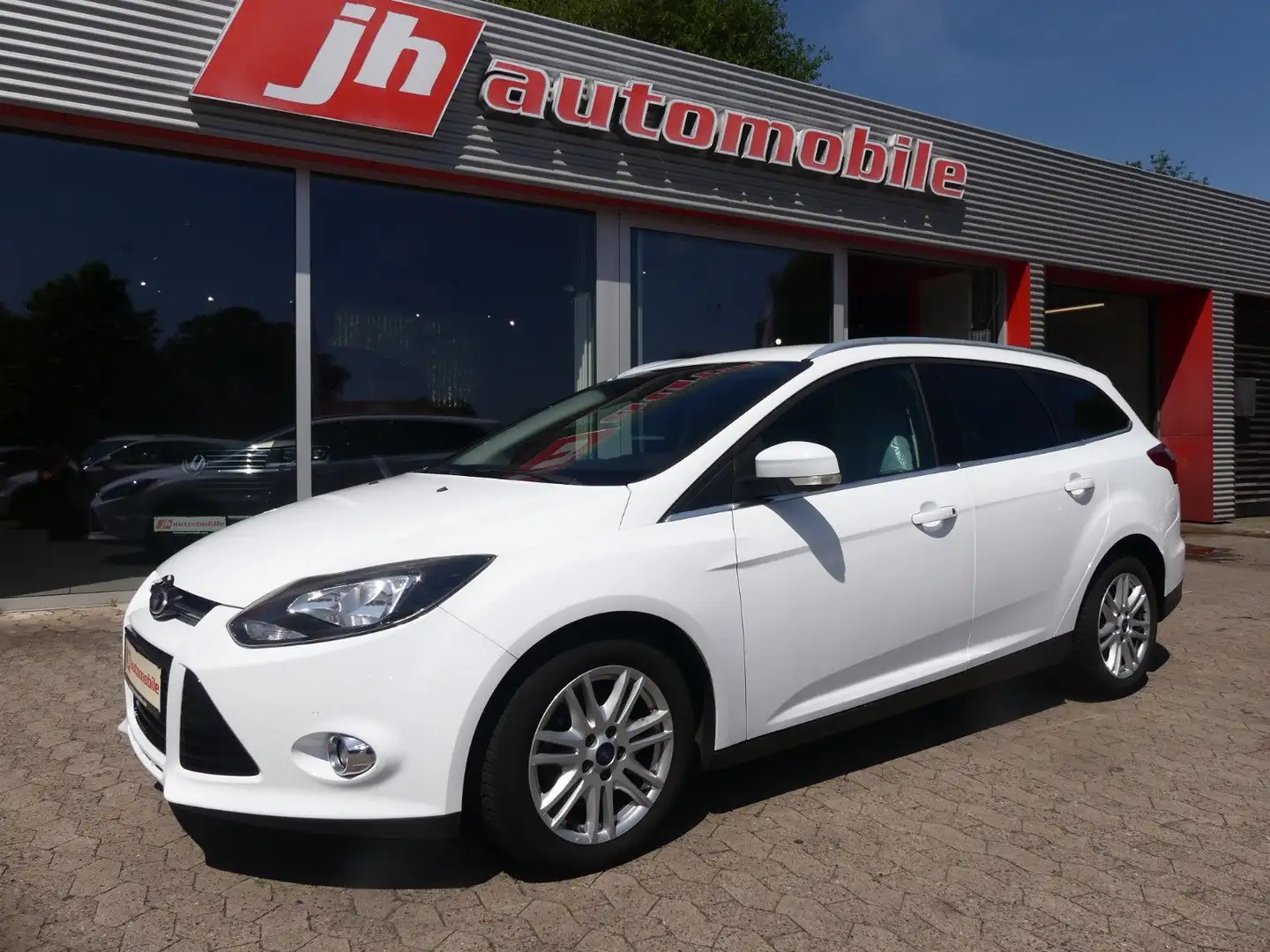 Ford Focus Turnier Titanium AHK*SHZ*PDC*Klima Wit - 1