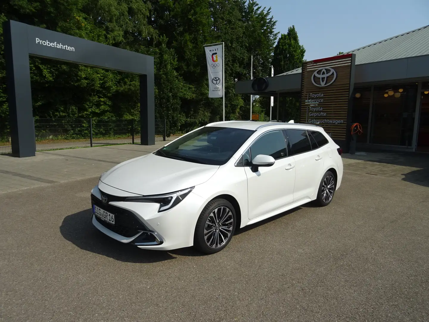 Toyota Corolla Hybrid Teamplayer Weiß - 1
