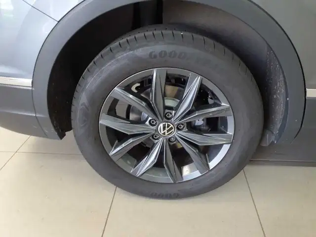 Volkswagen Tiguan view 13