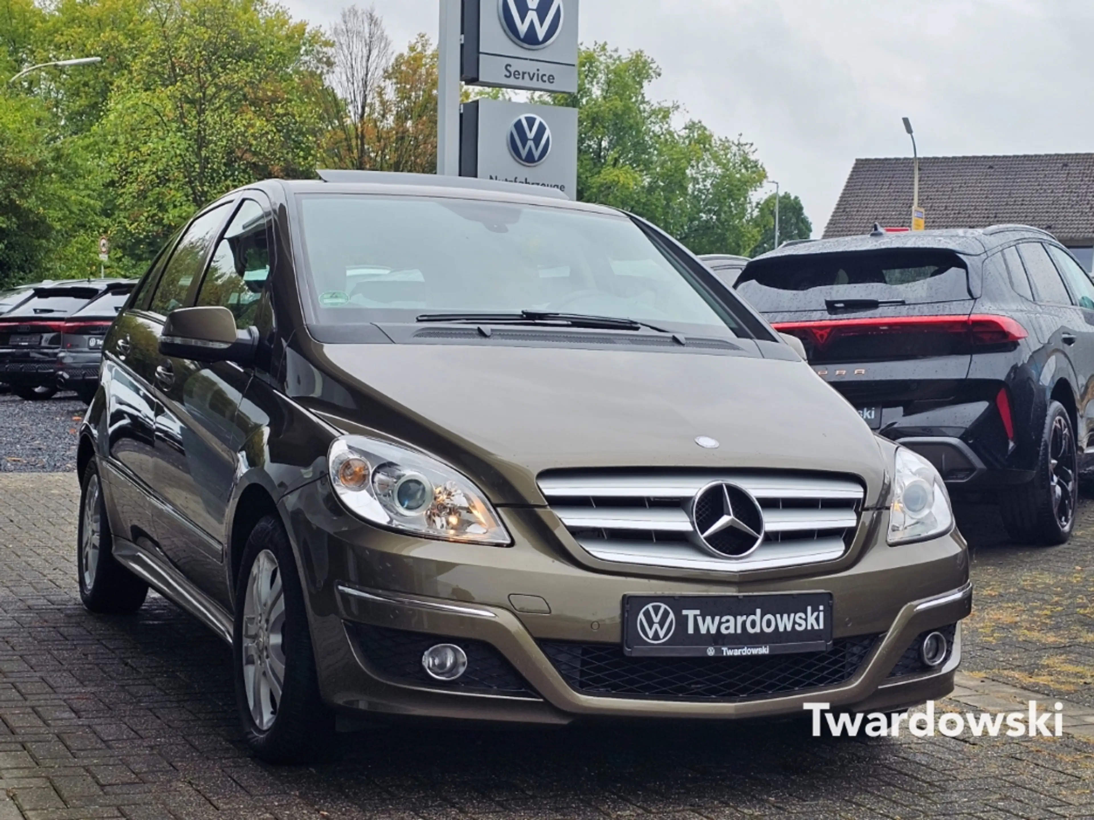 Mercedes-Benz B 200 1.Hand Pano AHK SHZ PDC Vollleder Tempomat