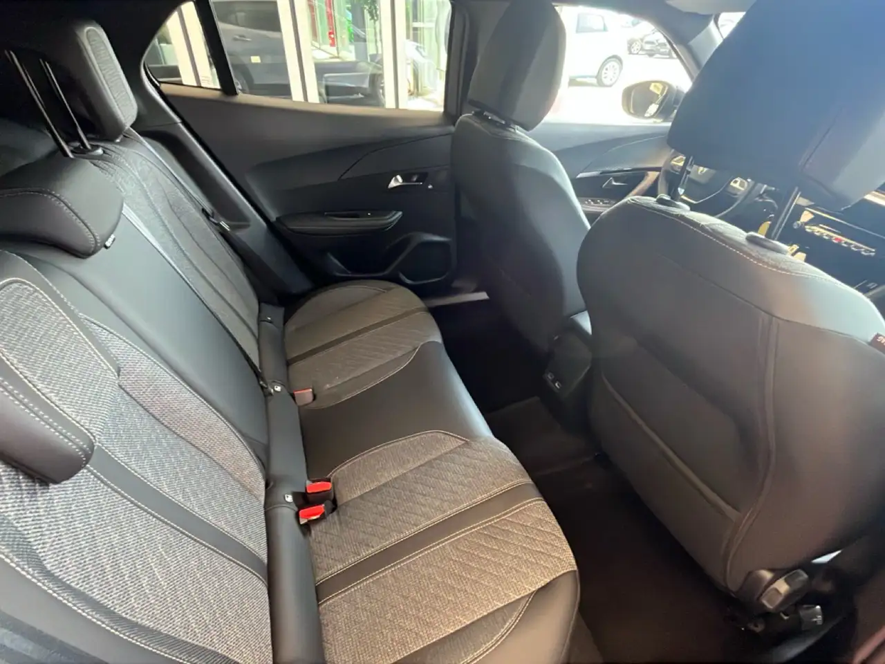 Peugeot 2008 Hybrid 145cv e-DCS6 Allure auto, миниатюра 10