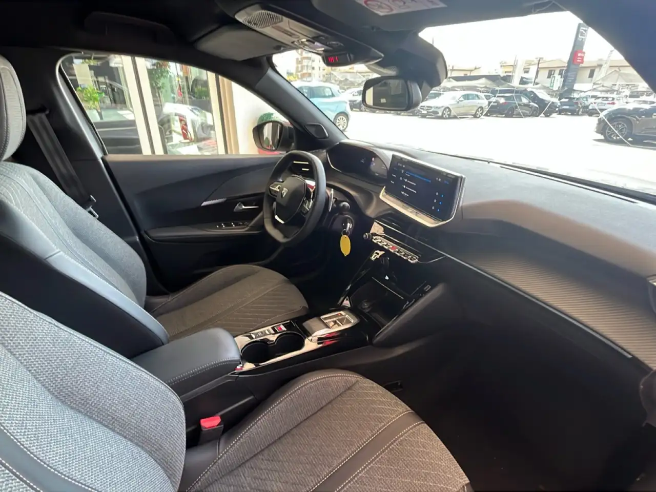 Peugeot 2008 Hybrid 145cv e-DCS6 Allure auto, миниатюра 9