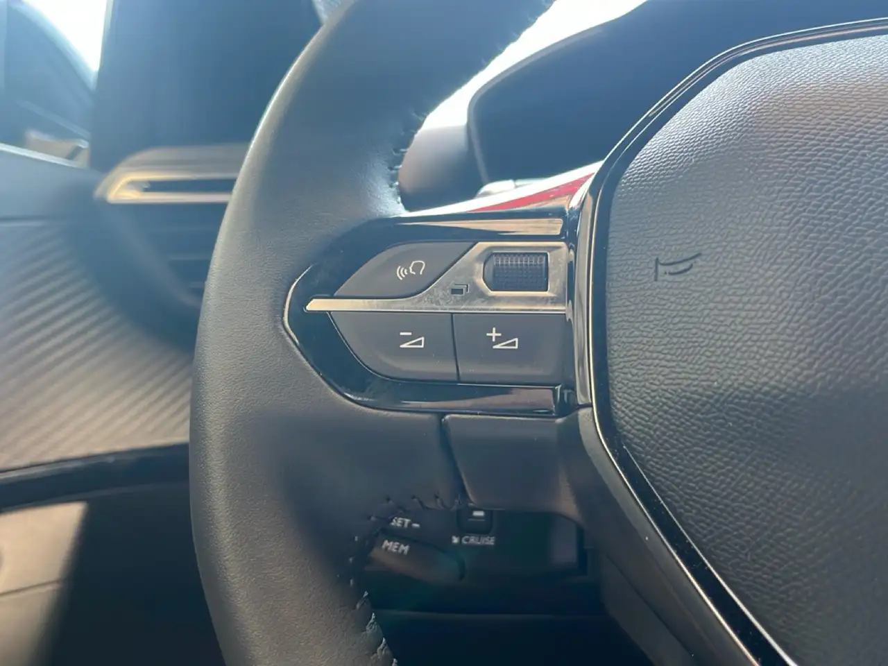 Peugeot 2008 Hybrid 145cv e-DCS6 Allure auto, миниатюра 18