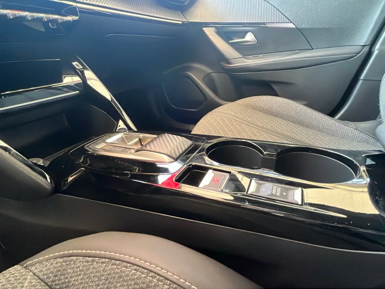 Peugeot 2008 Hybrid 145cv e-DCS6 Allure auto, миниатюра 14