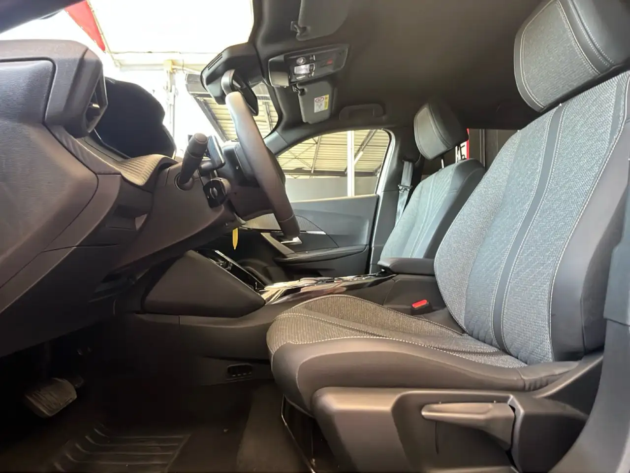 Peugeot 2008 Hybrid 145cv e-DCS6 Allure auto, миниатюра 6
