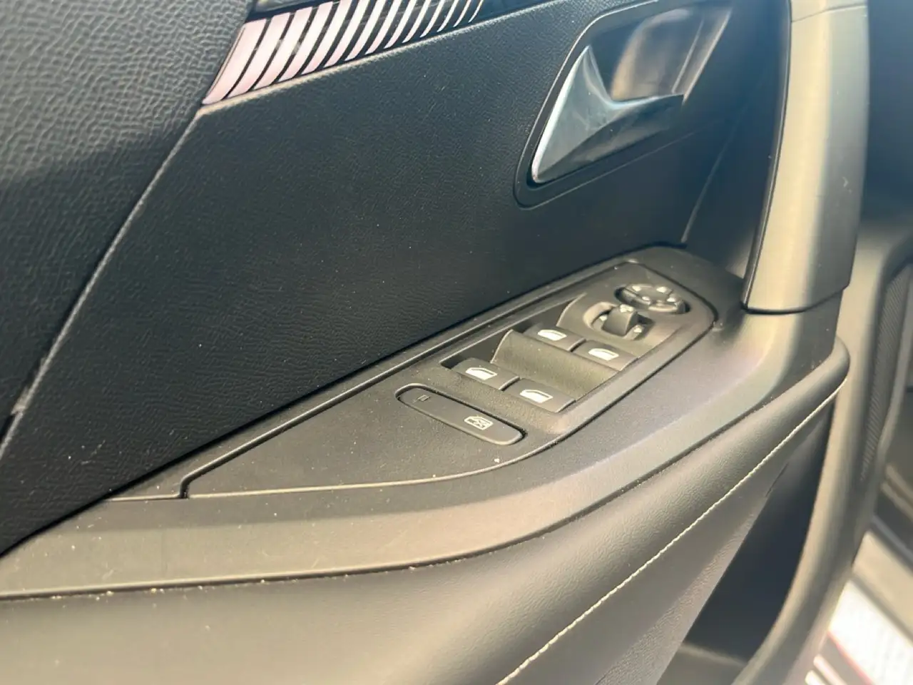 Peugeot 2008 Hybrid 145cv e-DCS6 Allure auto, миниатюра 13