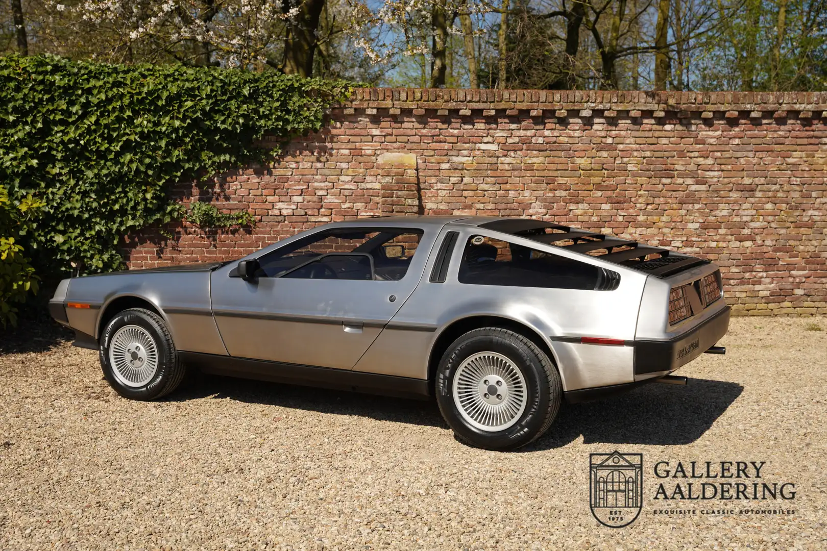 Delorean DMC-12 "Time hasn't caught up with the car" Famous for it Silber - 2