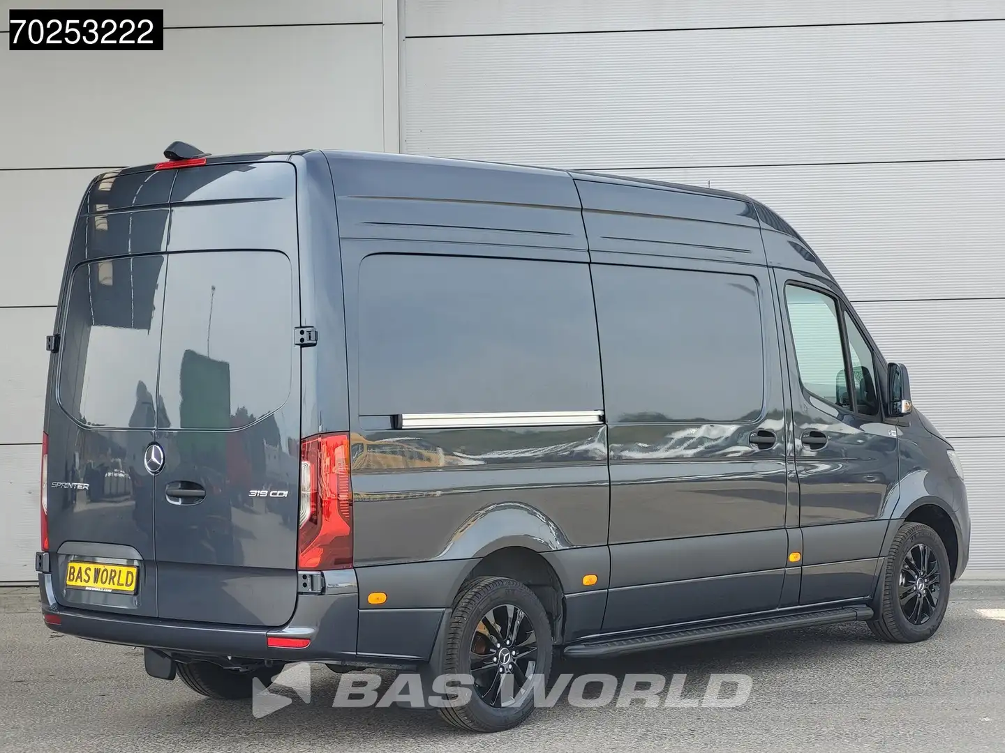 Mercedes-Benz Sprinter 319 CDI Automaat L2H2 Black Edition model 2025 Cam Gris - 2