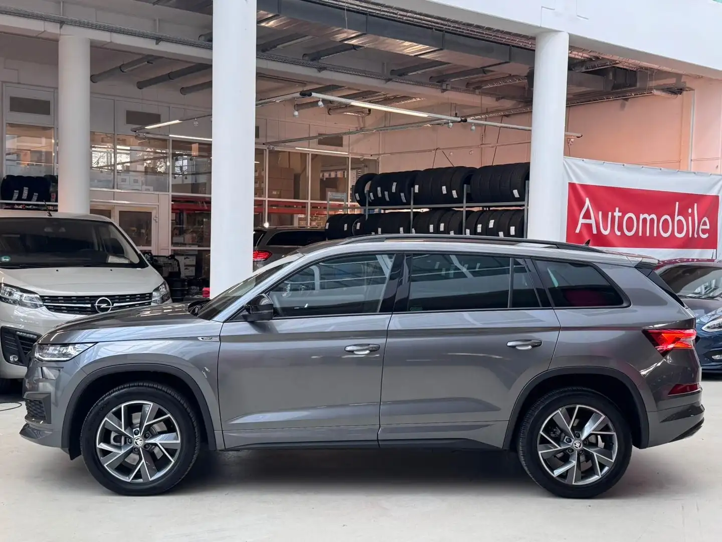 Skoda Kodiaq Sportline 4x4 AHK+Kamera+17tkm Серый - 2