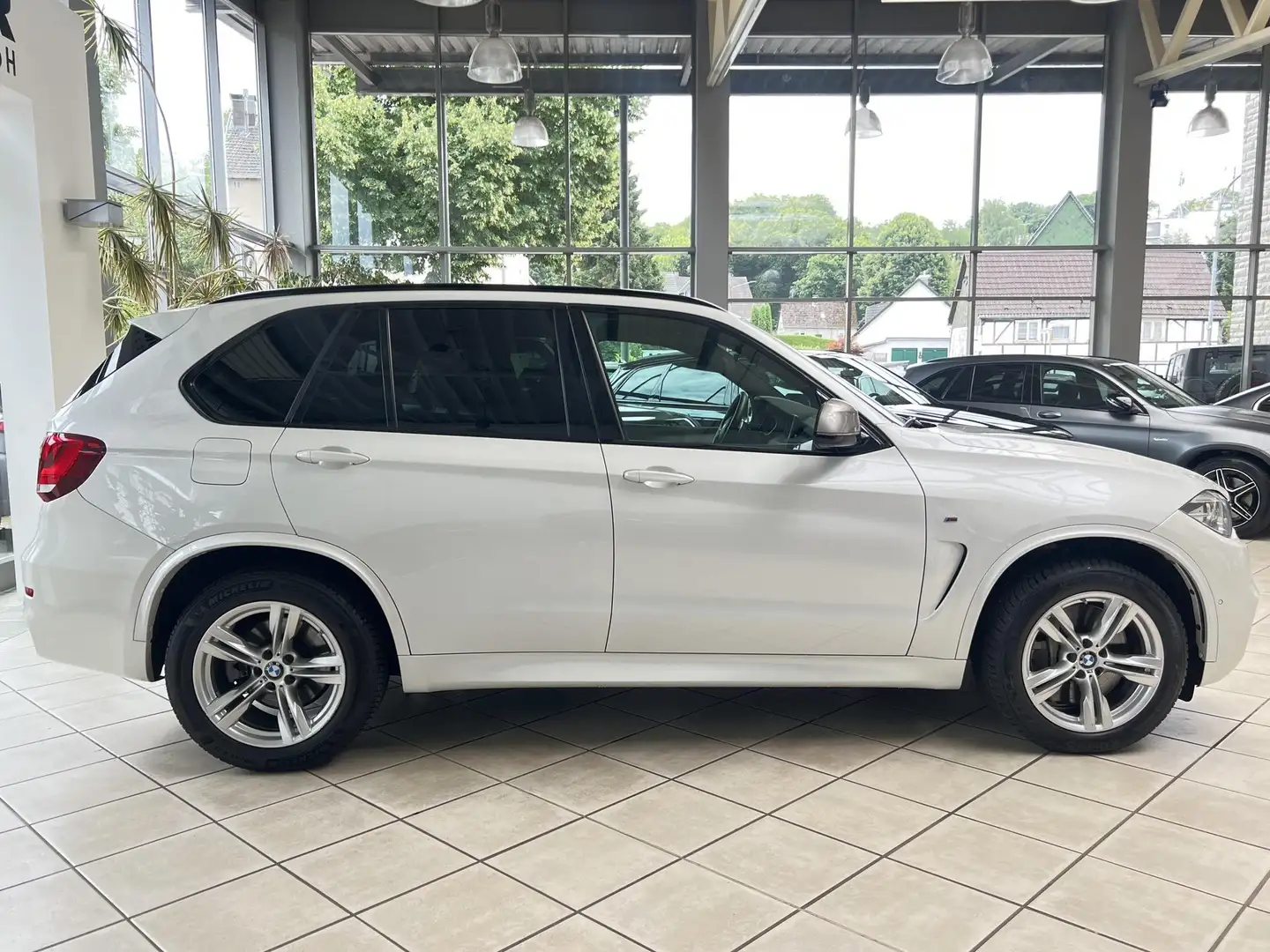 BMW X5 M X5 M50d NIGHTVISION|PANO|AHK|HUD|HARMAN|CARPLAY Blanc - 2