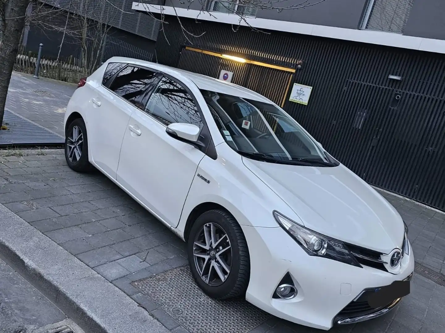 Toyota Auris Hybride 136h Dynamic Blanc - 1