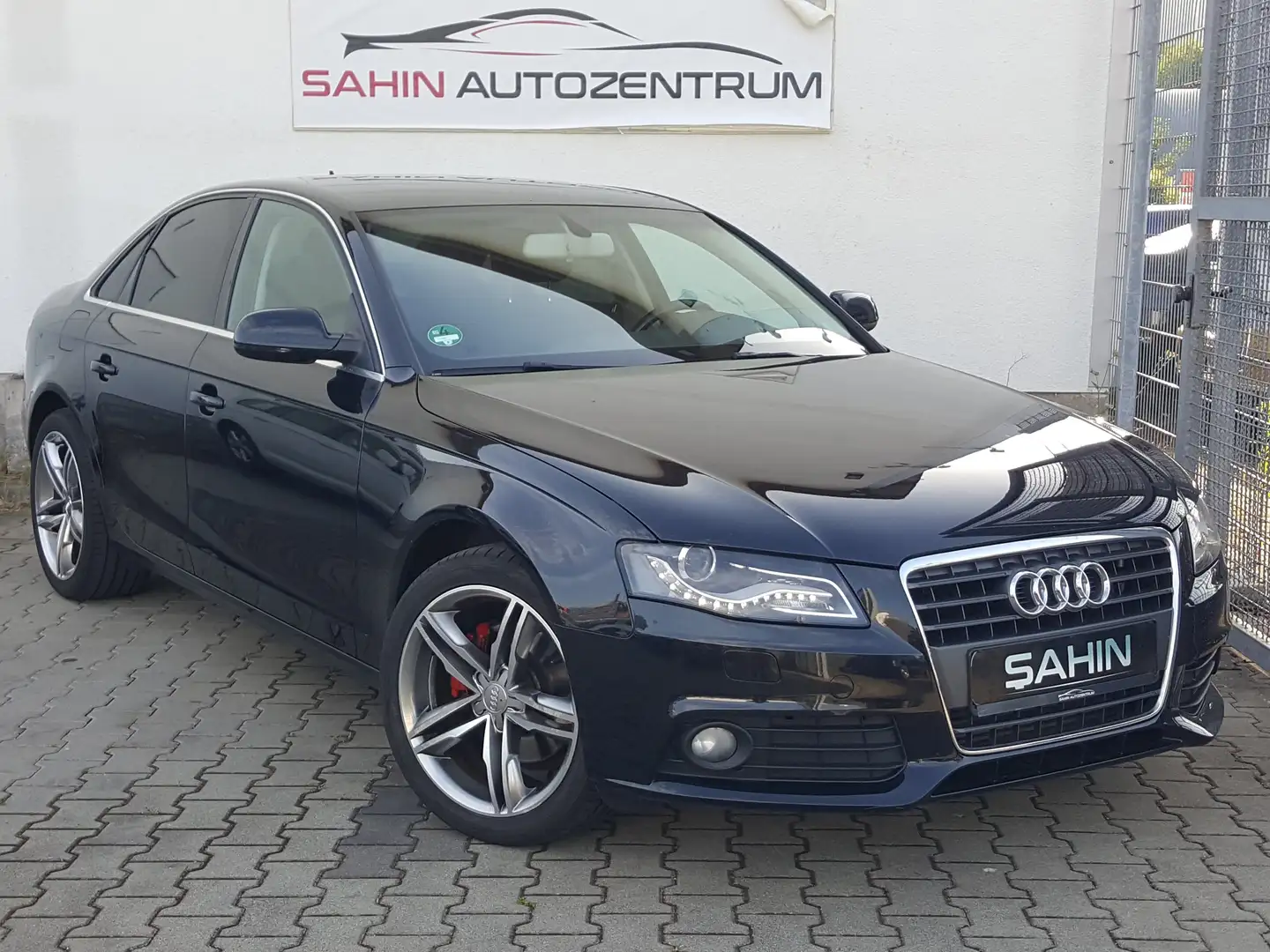 Audi A4 1.8 TFSI Lim. Navi BiXenon PDC Tempomat Scheckheft Schwarz - 2