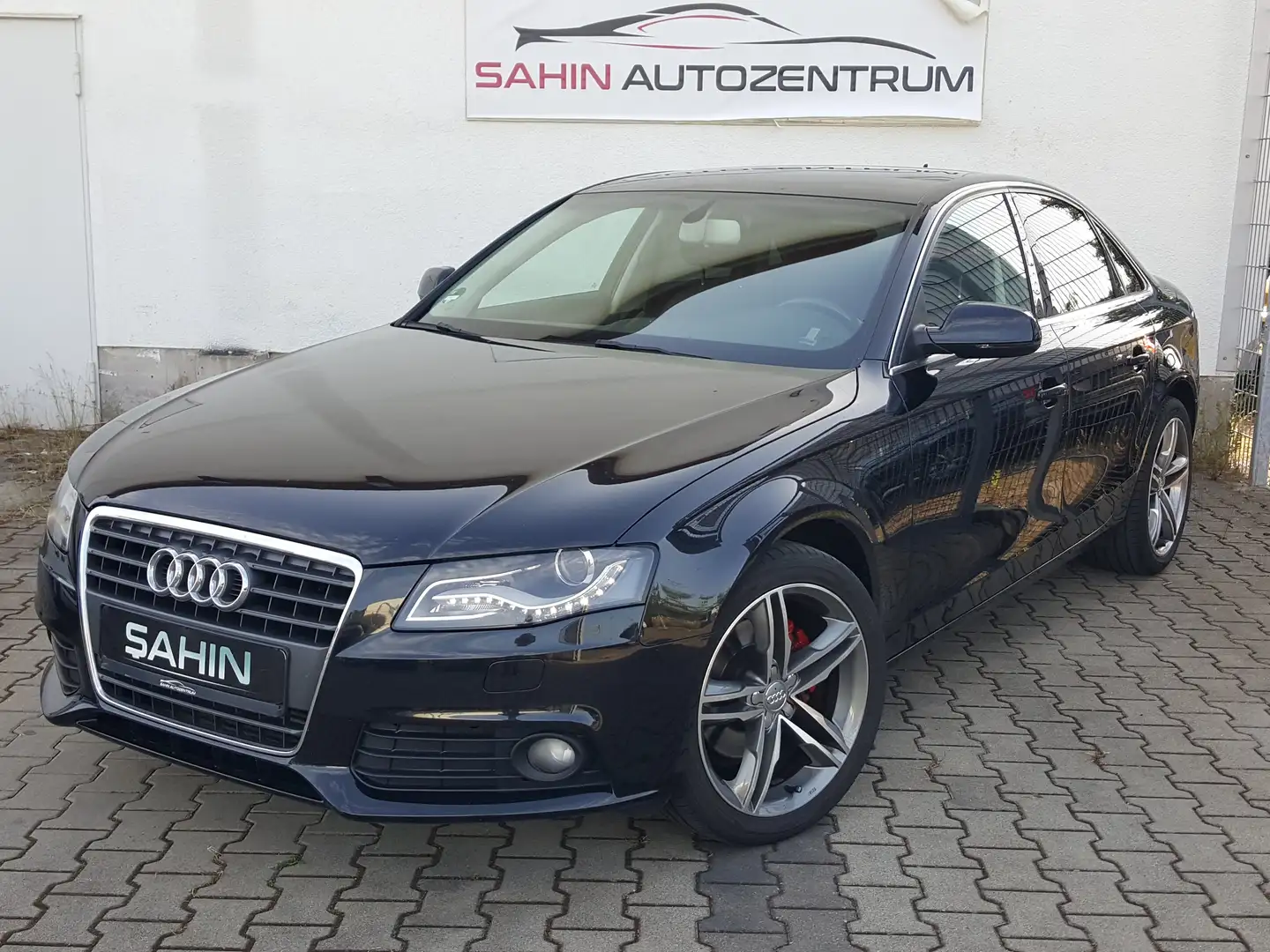 Audi A4 1.8 TFSI Lim. Navi BiXenon PDC Tempomat Scheckheft Schwarz - 1