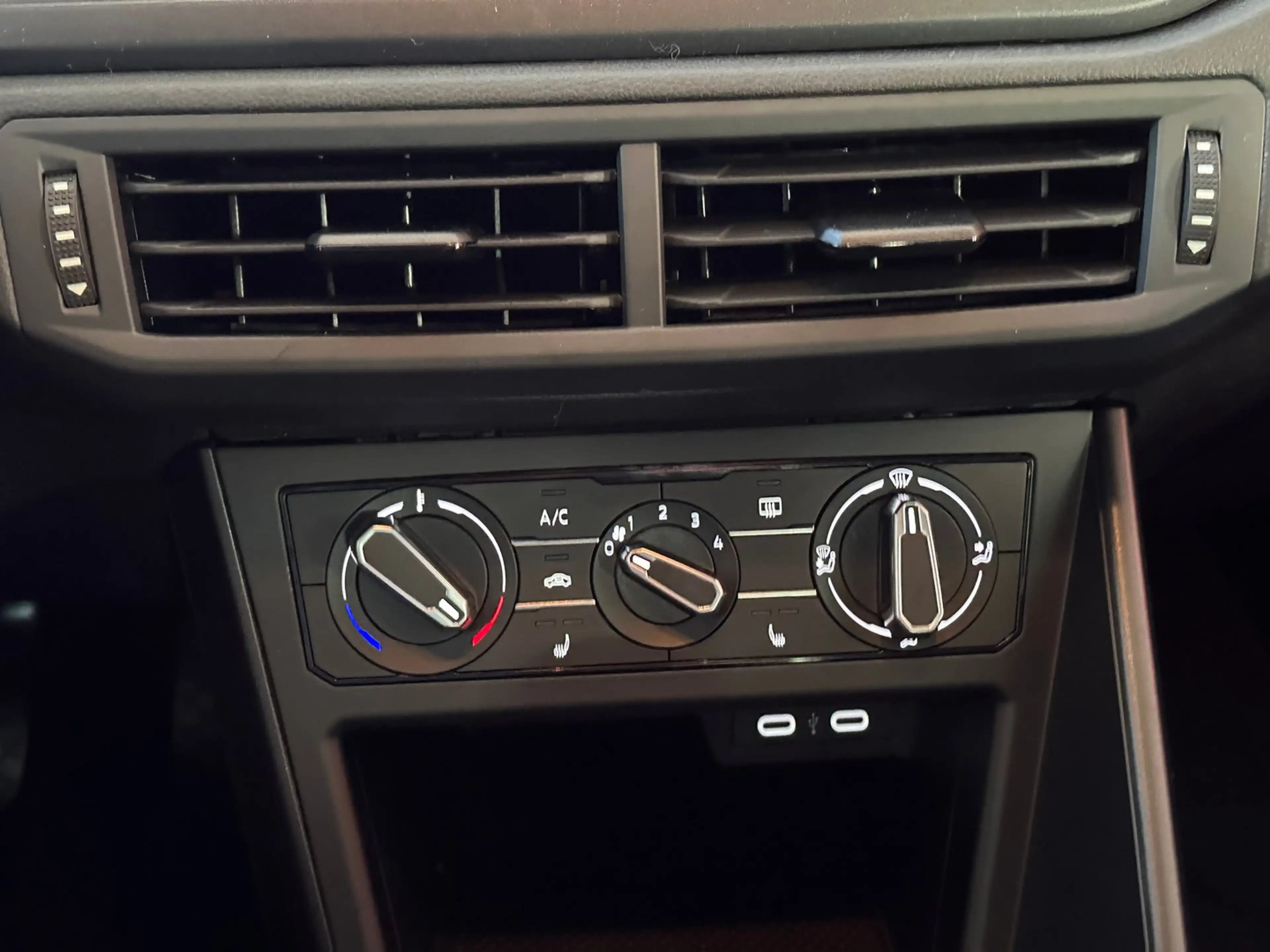 Volkswagen Taigo 4Me TSI — photo 13