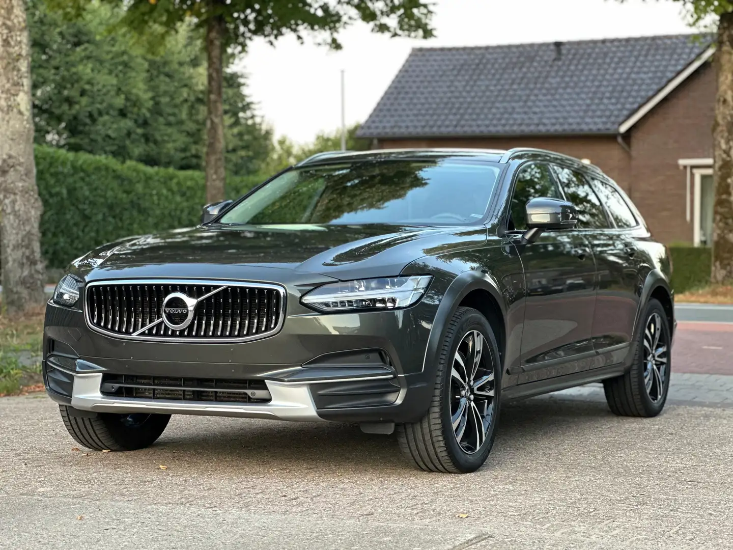Volvo V90 Cross Country 2.0 T5 90th Anniversary Edition OrigNL Trekhaak Gris - 1