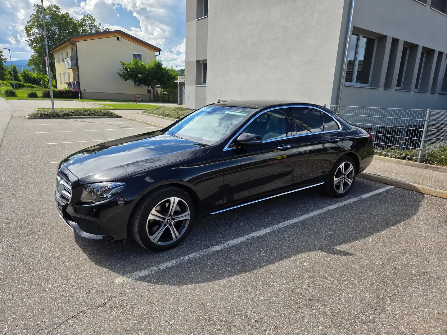 Mercedes-Benz E 220 E 220 d 4MATIC Austria Edition Avantgarde Aut. Schwarz - 2