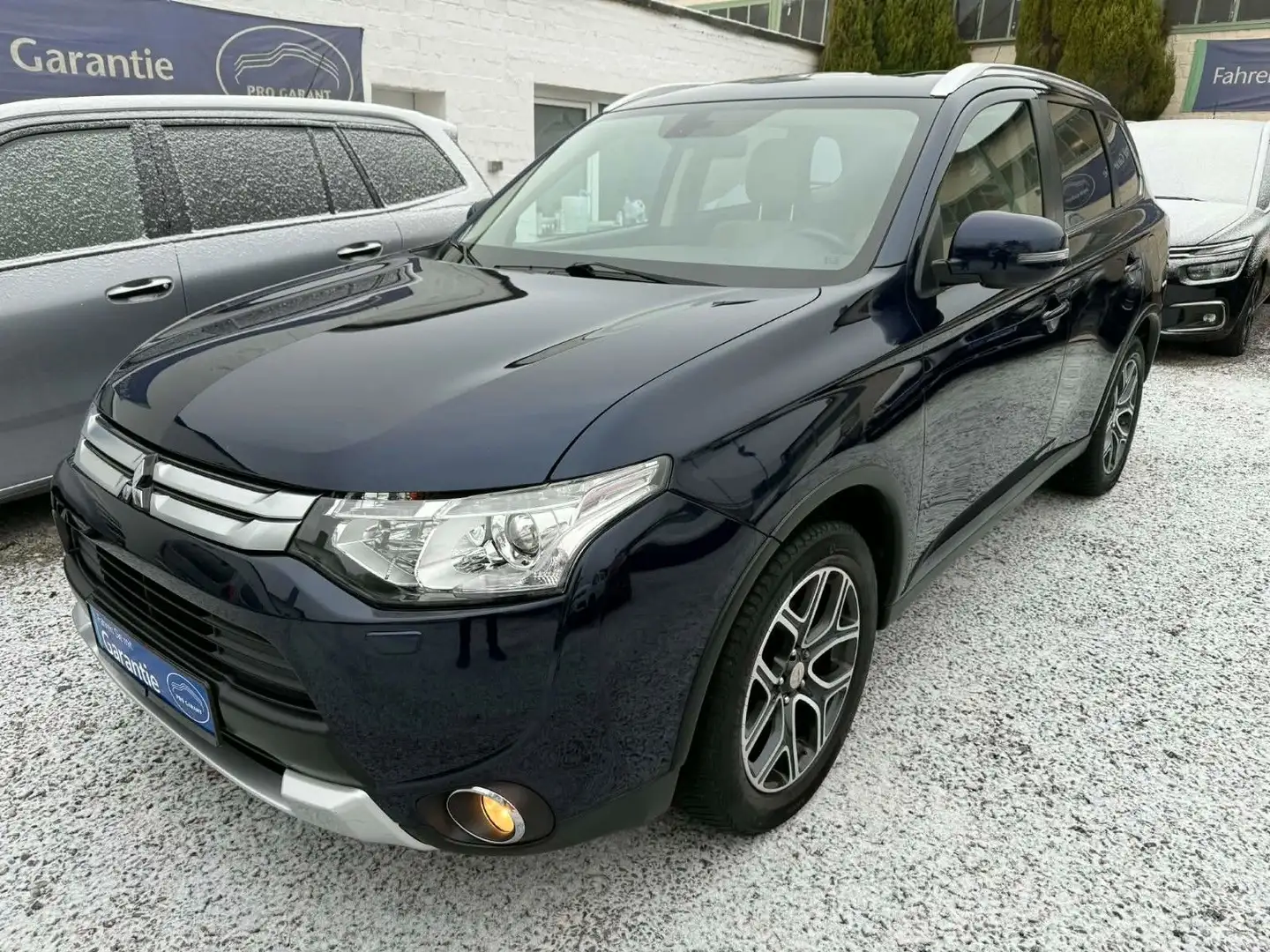 Mitsubishi Outlander 2.2 DI-D 4WD*7 Sitzer*AHK*Aut*Leder* Blau - 1