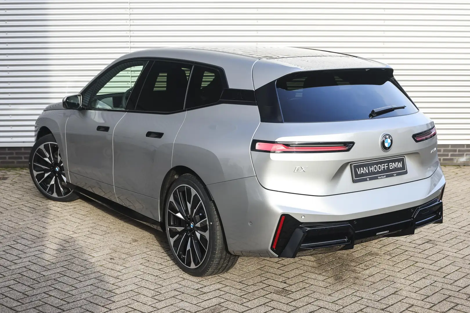 BMW iX xDrive60 M Sport / Panoramadak / Trekhaak / Adapti Argintiu - 2