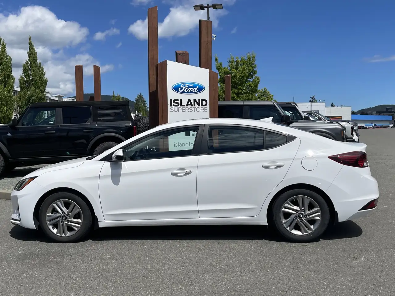 Hyundai ELANTRA photo Hyundai ELANTRA