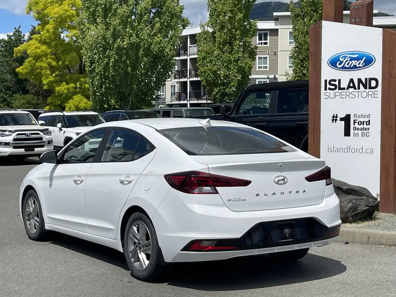 Hyundai ELANTRA photo Hyundai ELANTRA