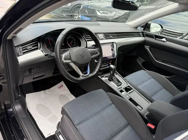 Volkswagen Passat view 14