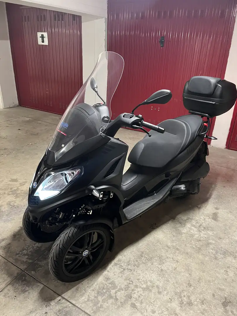 Piaggio MP3 300 Deep Black - 1