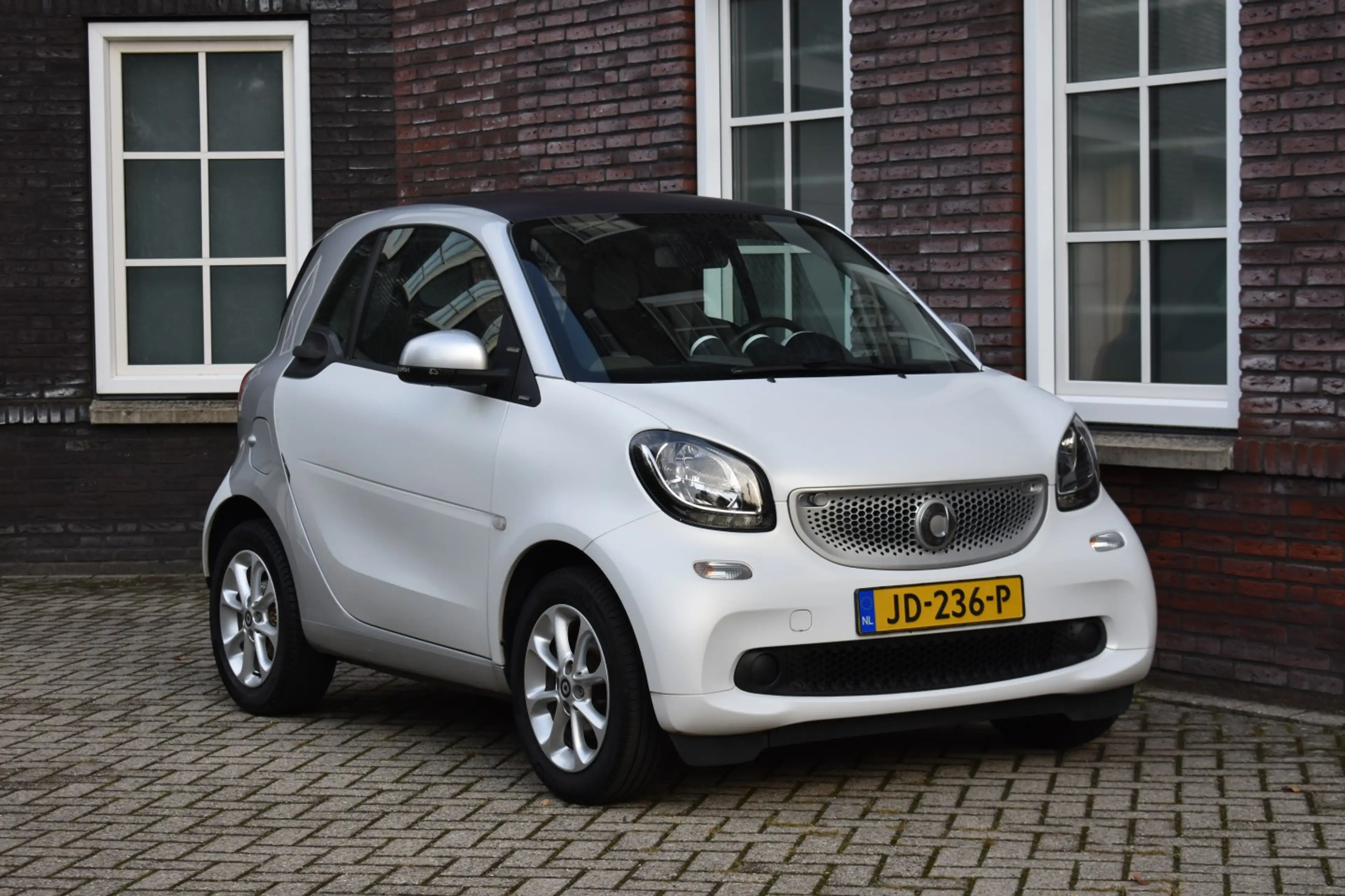 smart forTwo Wij zijn op afspraak geopend! Graag bellen voor uw
