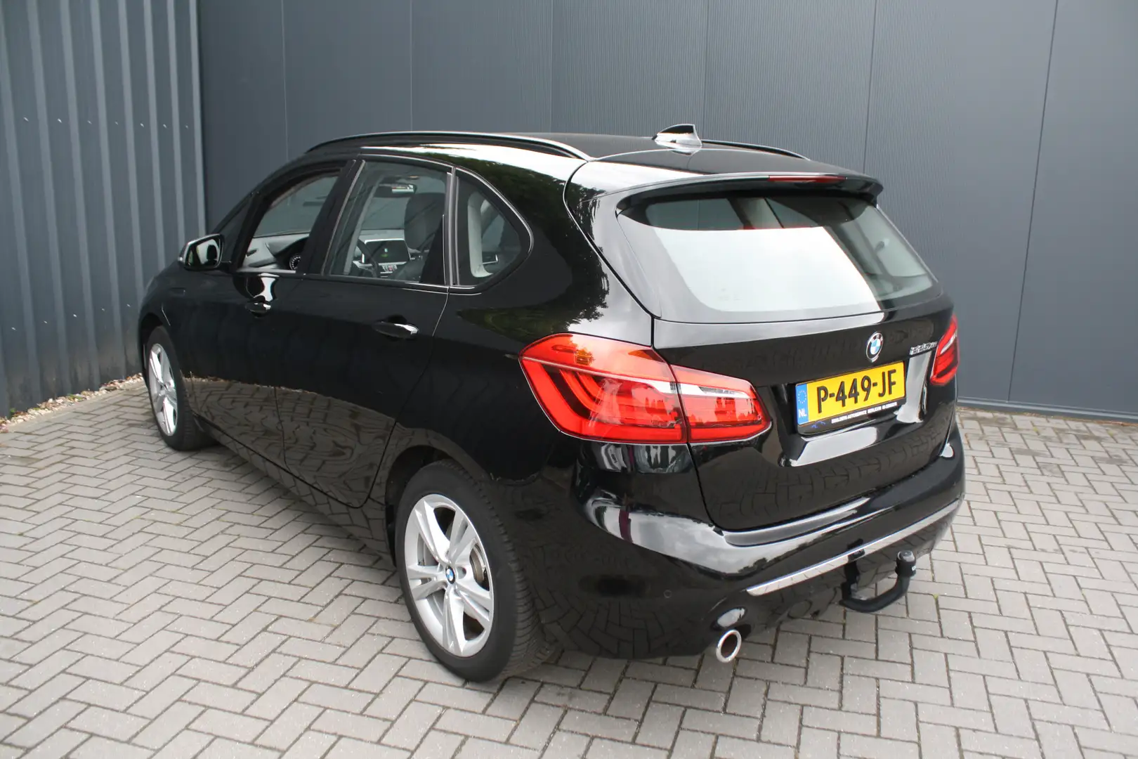 BMW 225 2-serie Active Tourer 225xe iPerformance High Exec Zwart - 2