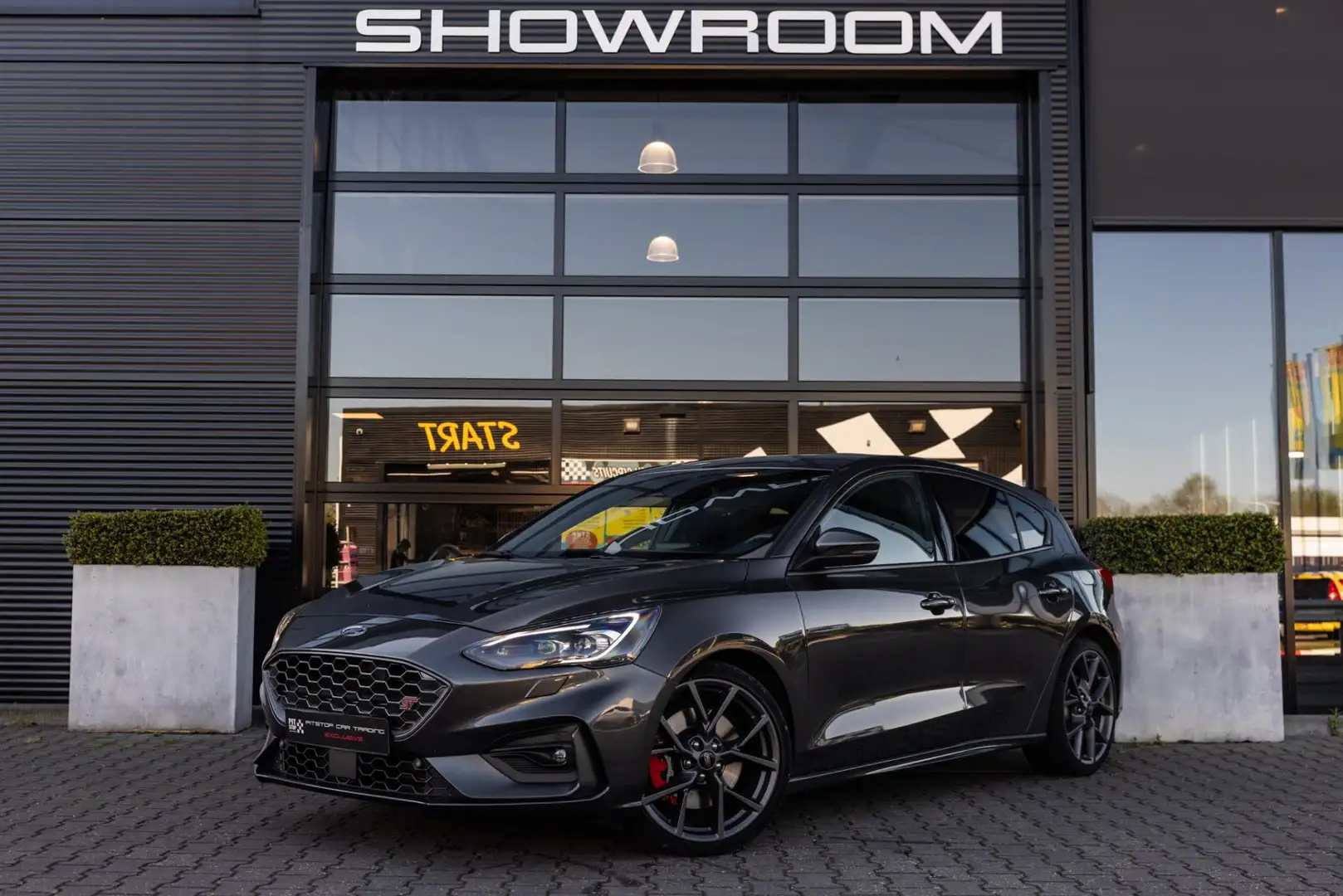 Ford Focus 2.3 EcoBoost ST-3, 279 PK, ACC, Camera, LED, Nieuw Grijs - 2