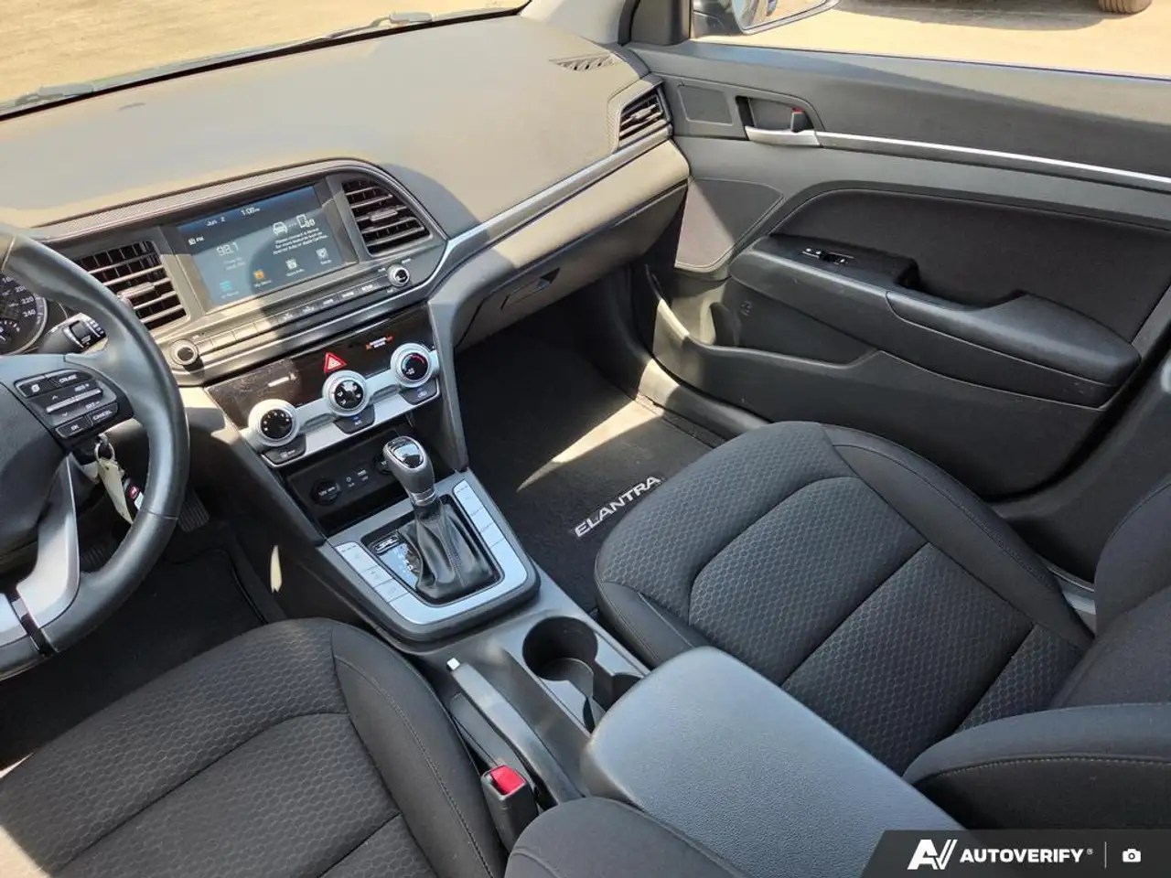 Hyundai ELANTRA снимка Hyundai ELANTRA