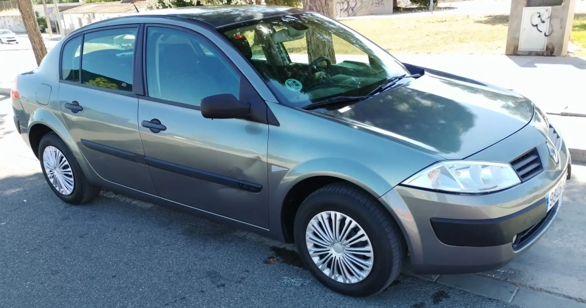 Renault Megane Sedán 1.6 Confort Authentique Gris - 1
