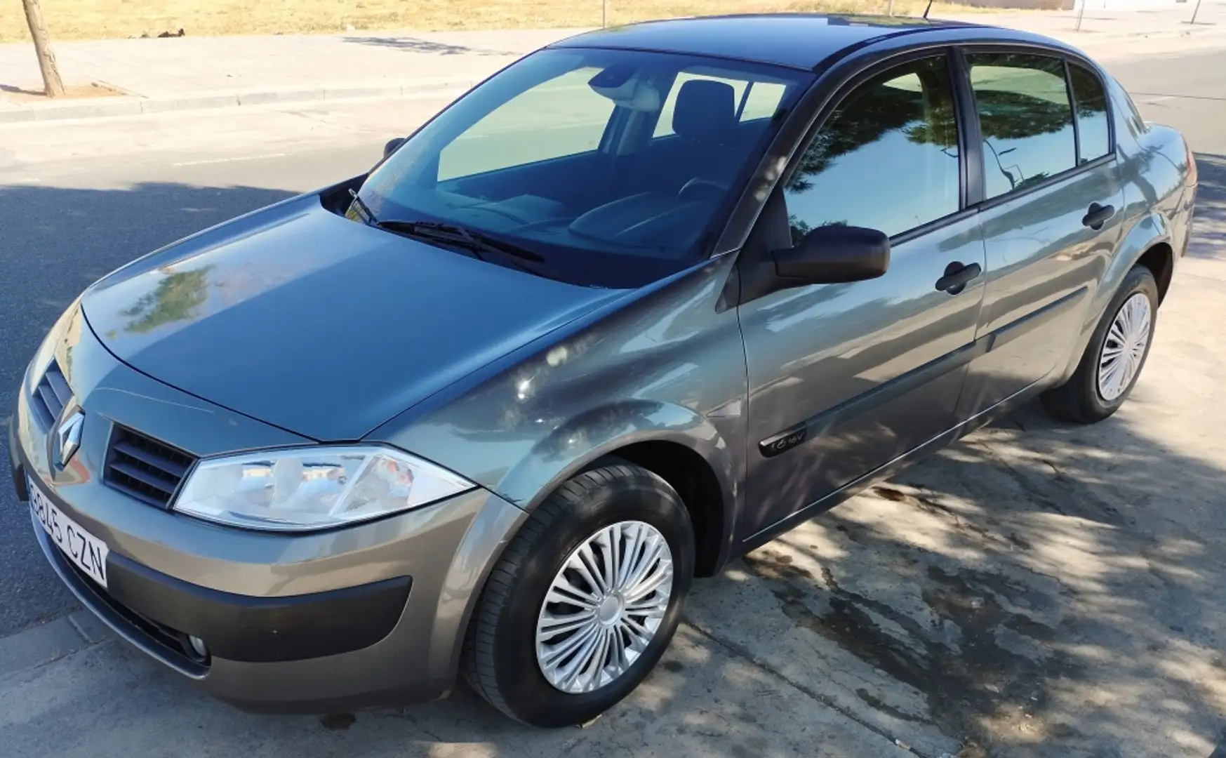 Renault Megane Sedán 1.6 Confort Authentique Gris - 2