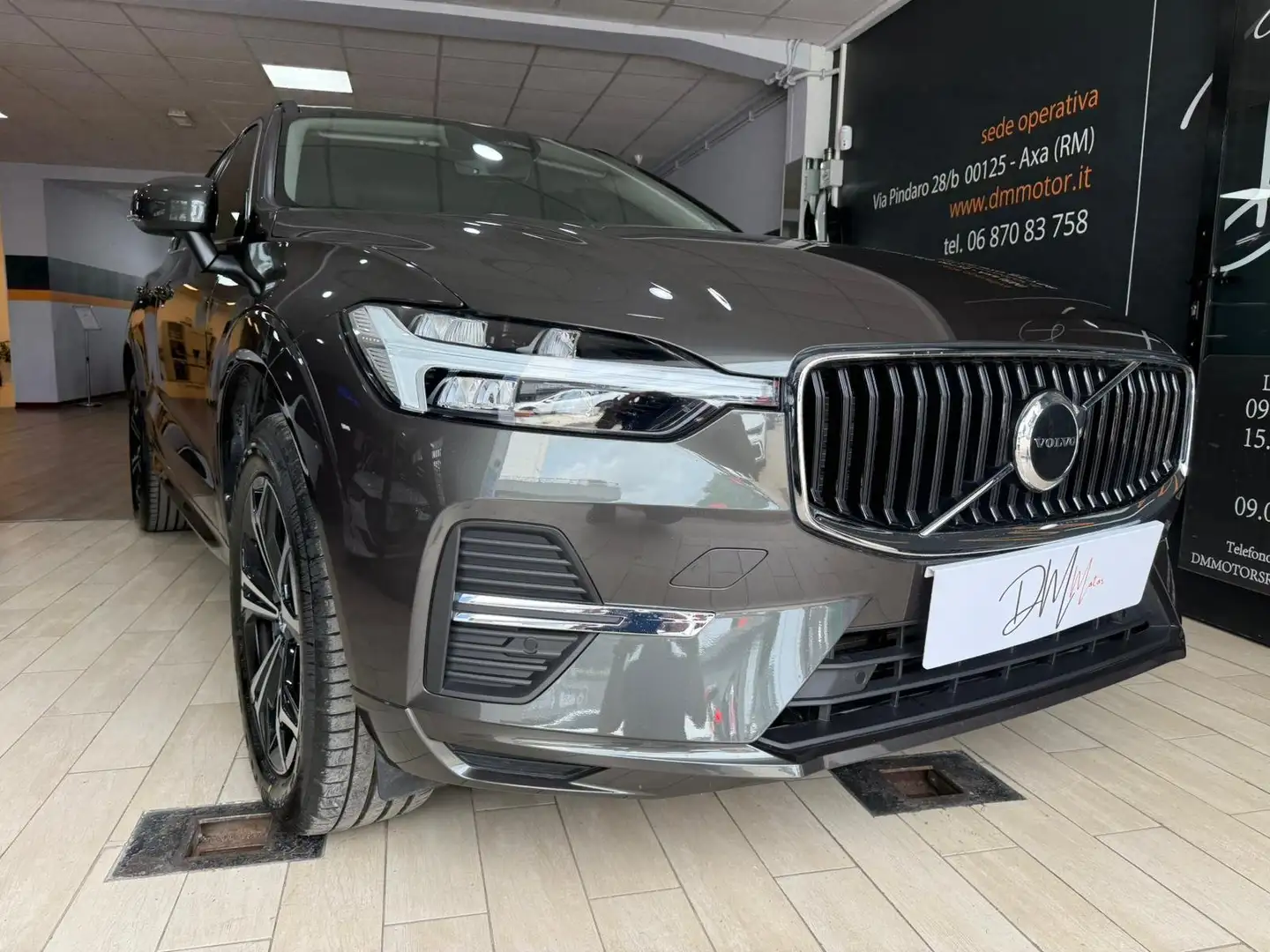 Volvo XC60 2.0 b4 Momentum awd auto Grigio - 1
