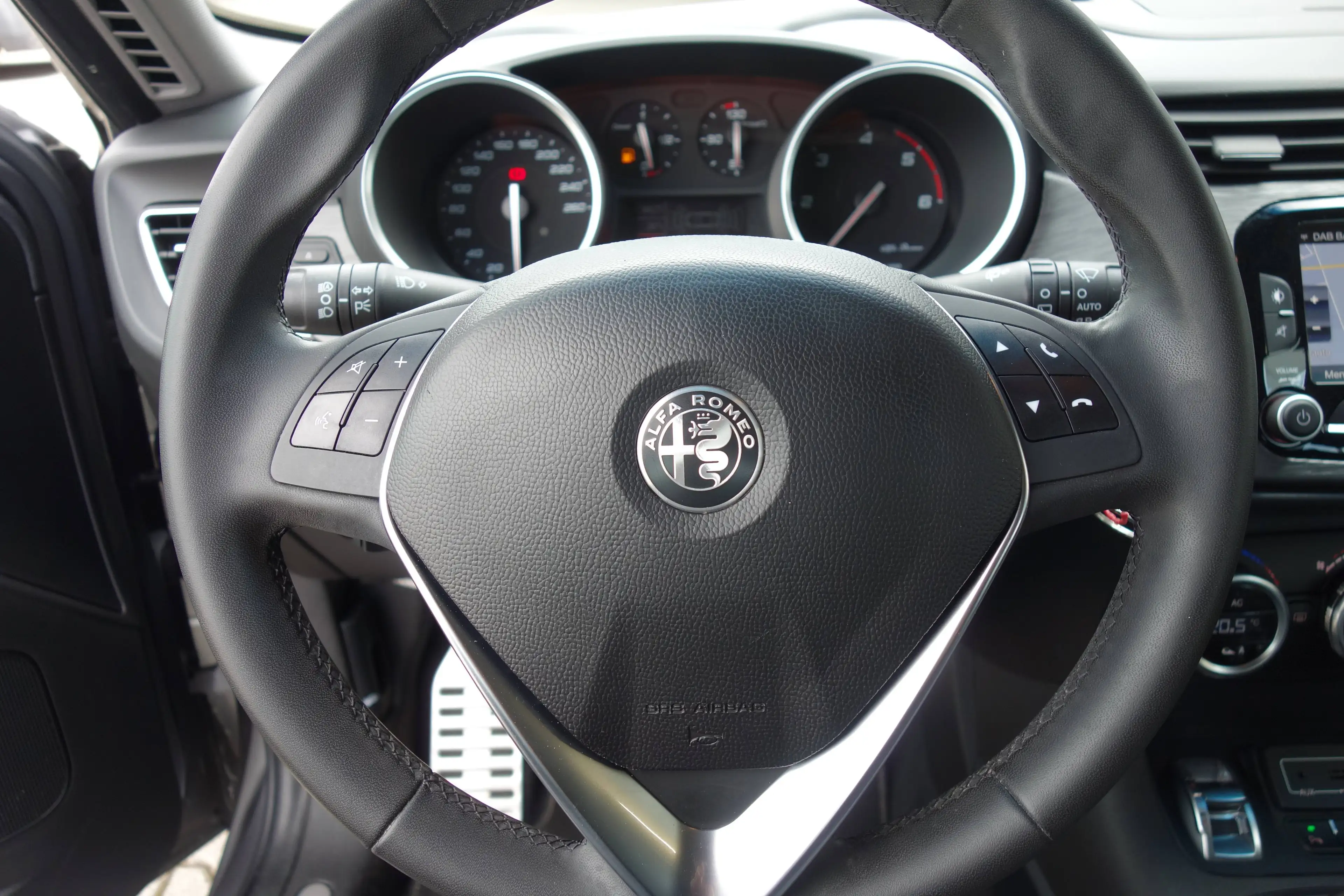 Alfa Romeo Giulietta Lusso *AUTOMATIK/LEDER/NAVI/DAB/SHZ* — photo 14